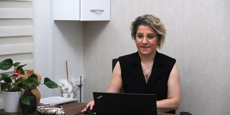 DİVİNİA DÜNYAYA AÇILIYOR…