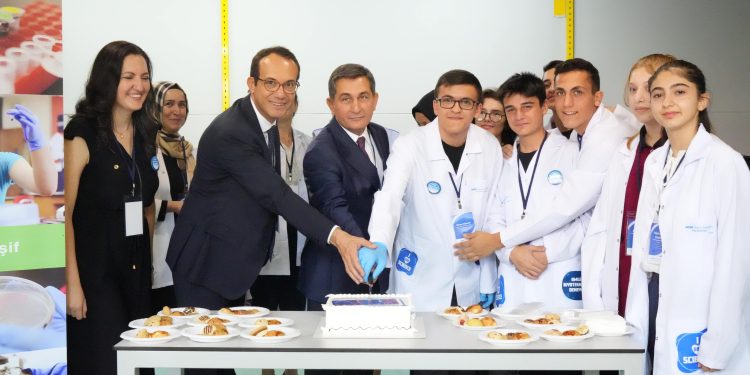 Dünya Genelinde 1 Milyon Genci Bilimsel Keşifle Tanıştırdı