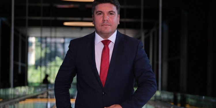 Avukat Selahattin Par: Uluslararası Hukukta Başarılı Bir Kariyer