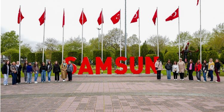 Mercedes-Benz Türk, 19 Mayıs’ı Samsun’daki   Yıldız Kızlarla Kutladı